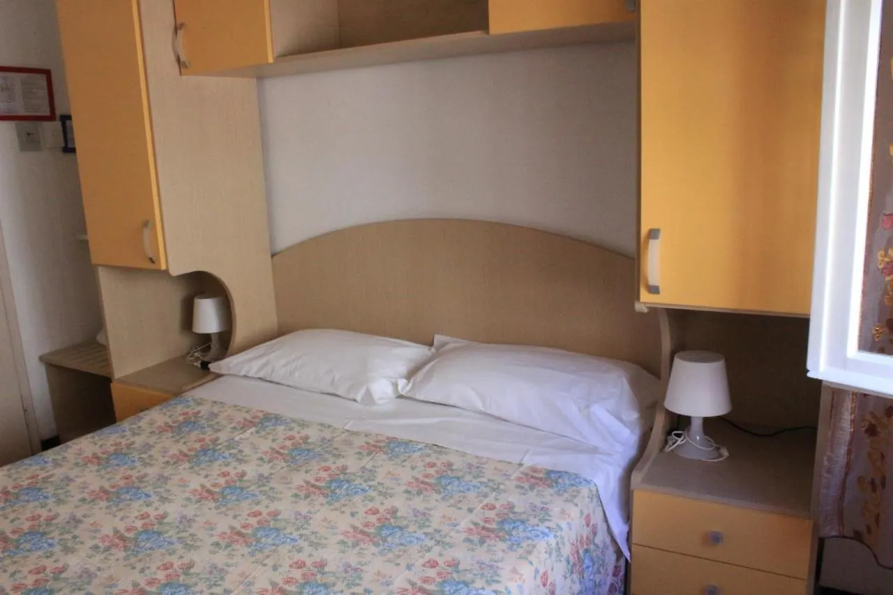 Pensione Fiorella Rimini 0*,